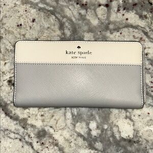 NWT Kate Spade New York Madison Large Slim Bifold Wallet Grey Cream 6 3/4”